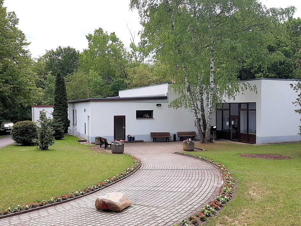 Feierhalle auf Friedhof Halle-Neustadt