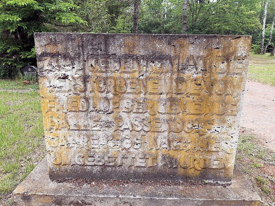 Gedenkstein zur Umbettung aus Passendorf auf Friedhof Halle-Neustadt